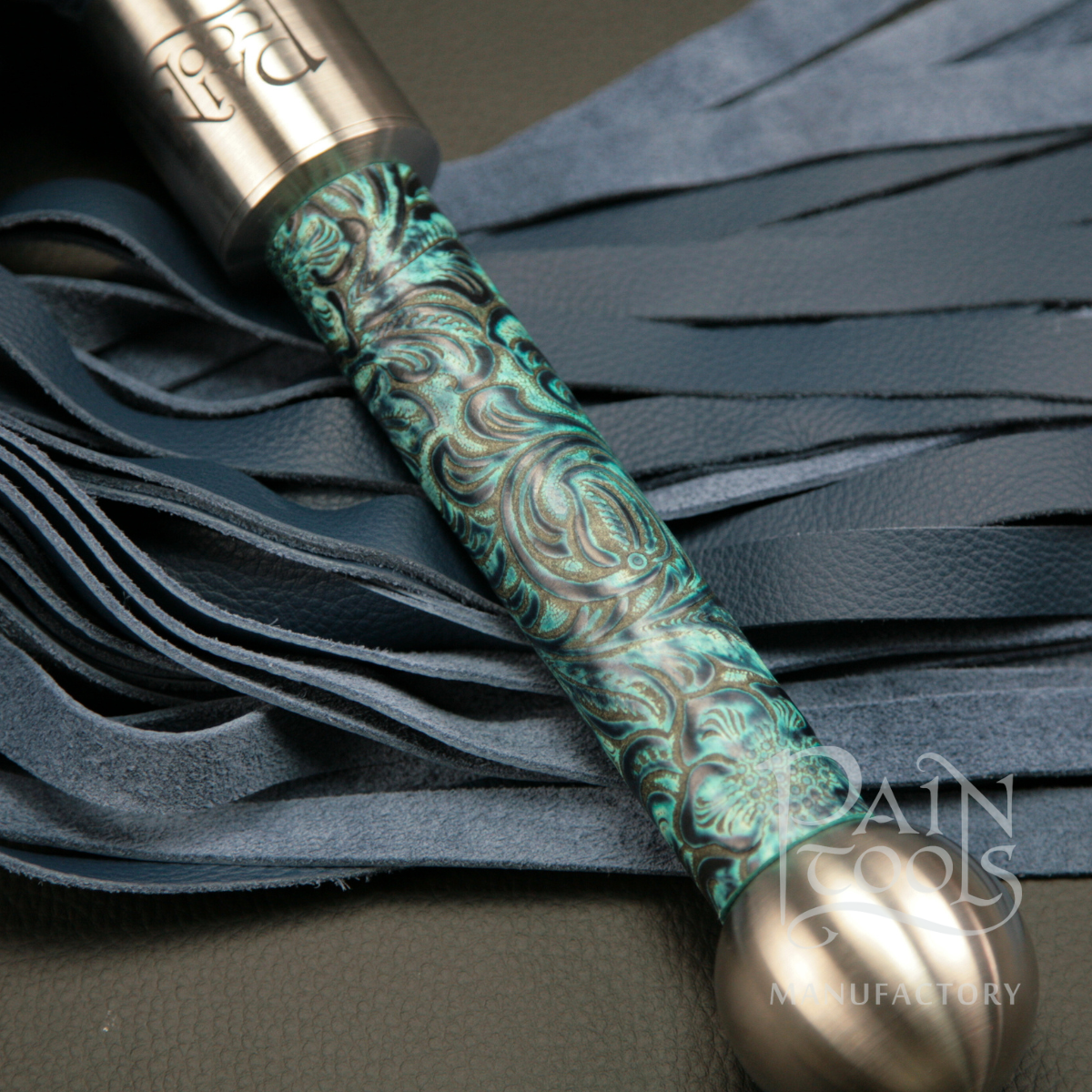 Taurus_M15_Griff_turquoise-blue-floral-details.png