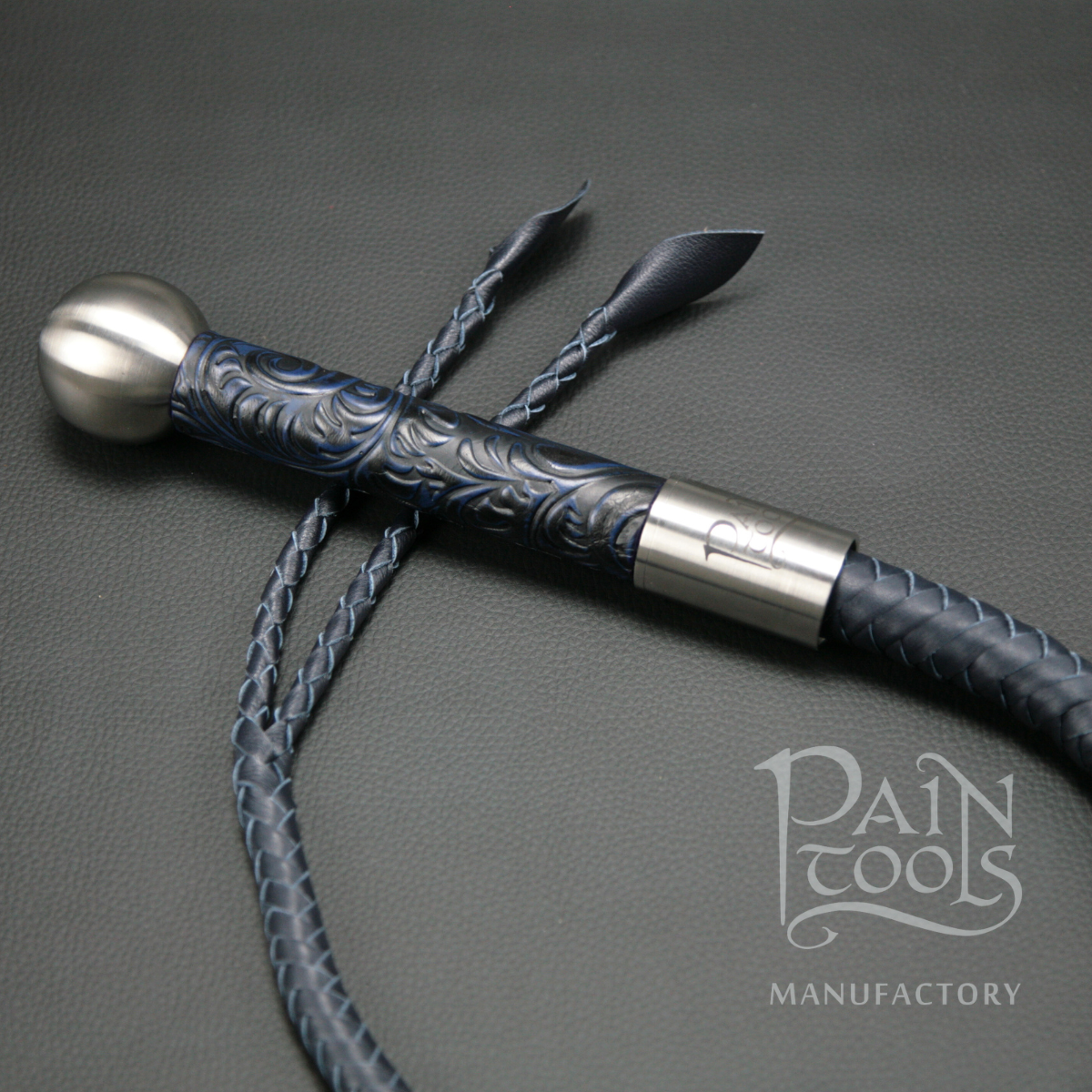 Single_Tail_S100_Viper_nachtblau_Rindleder_-_schwarz_blauer_Griff_leder_geprgt.png