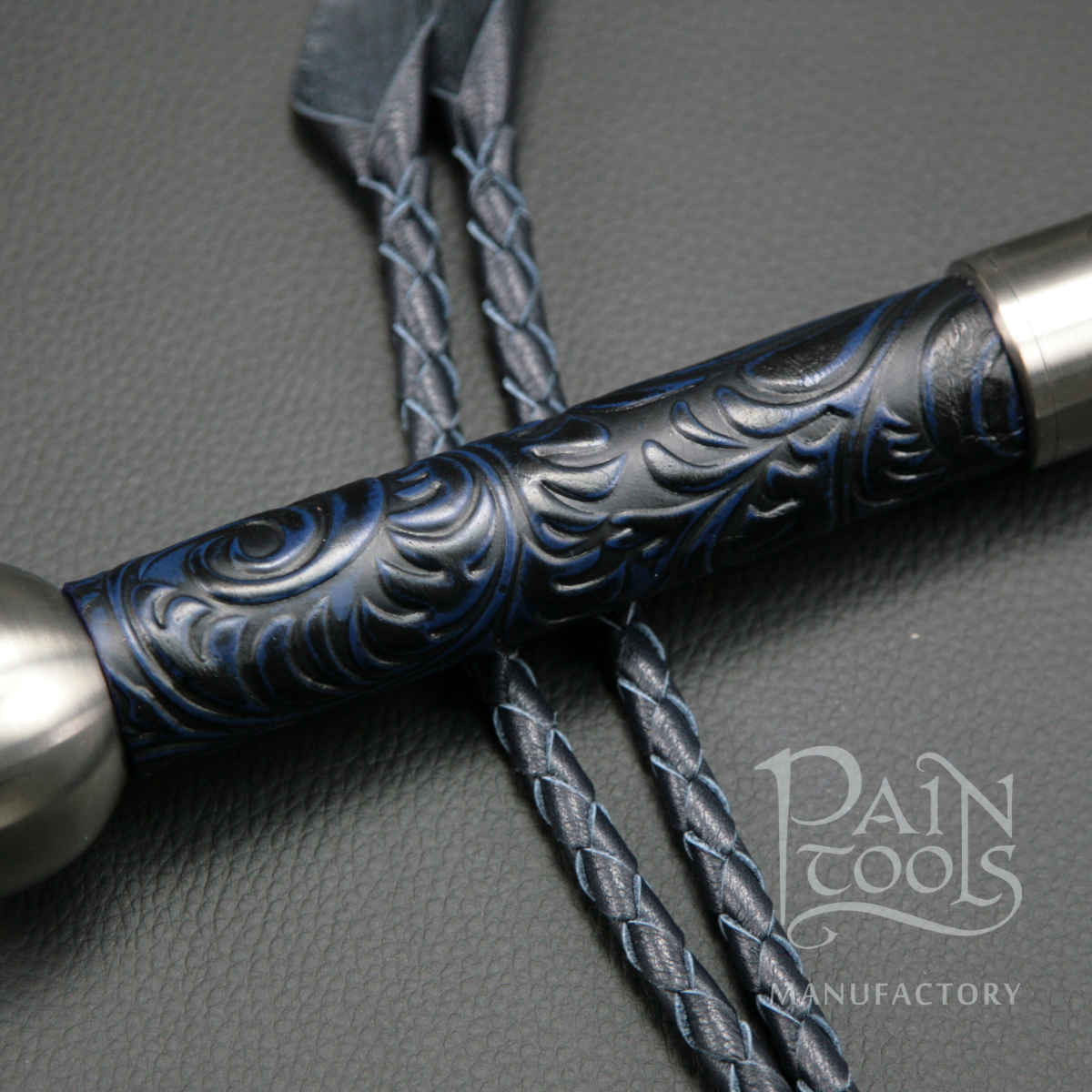 Single_Tail_Viper_-_geprgter_Ledergriff_black_and_blue_ornamente_floral.png